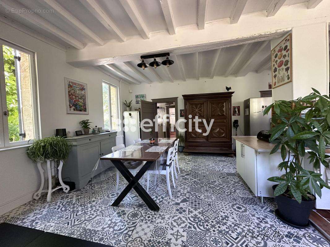 Maison à LES PEINTURES