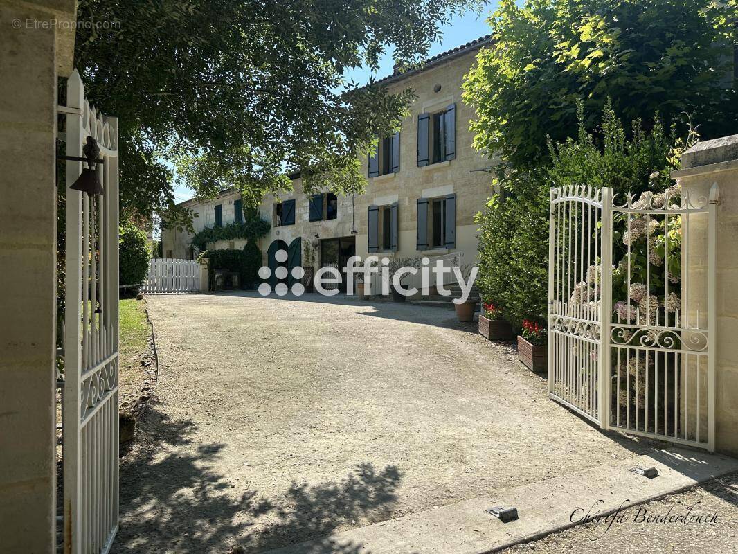 Maison à LES PEINTURES