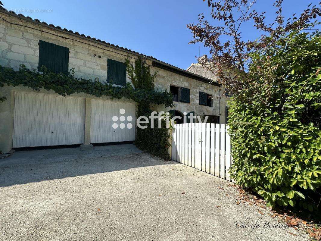 Maison à LES PEINTURES