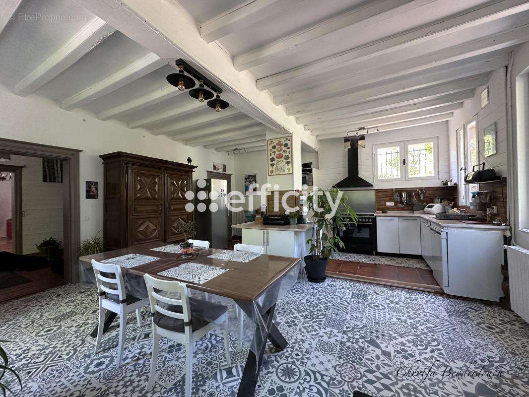 Maison à LES PEINTURES