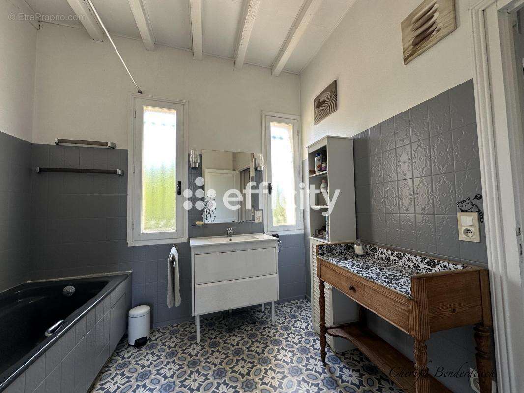 Maison à LES PEINTURES