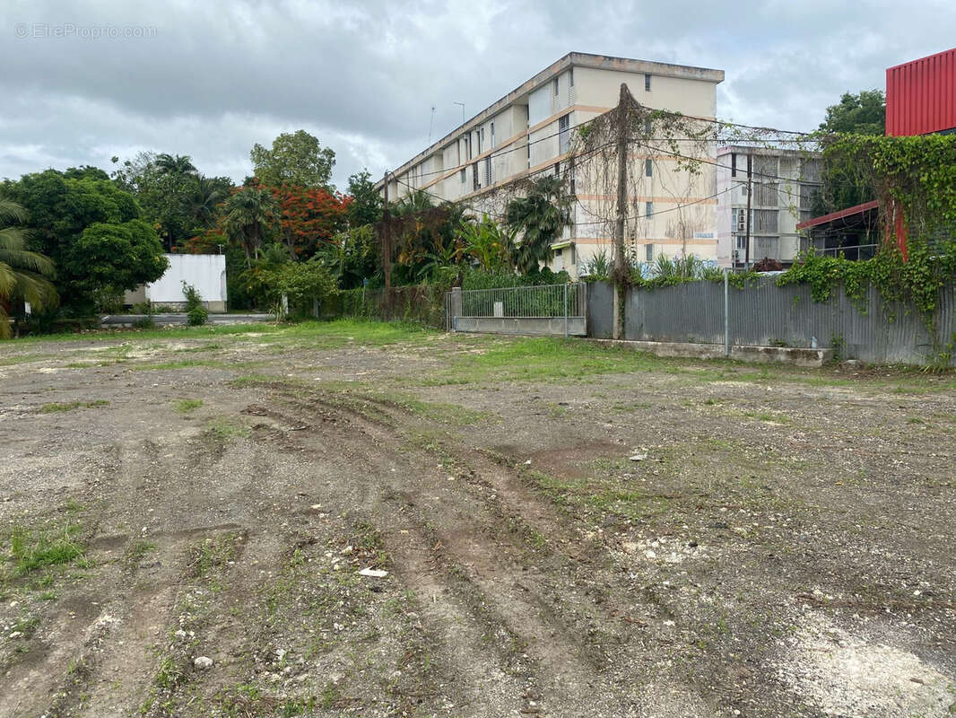 Terrain à LES ABYMES