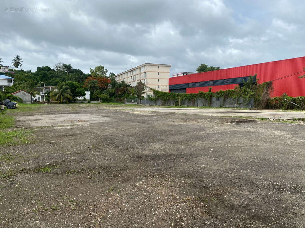 Terrain à LES ABYMES