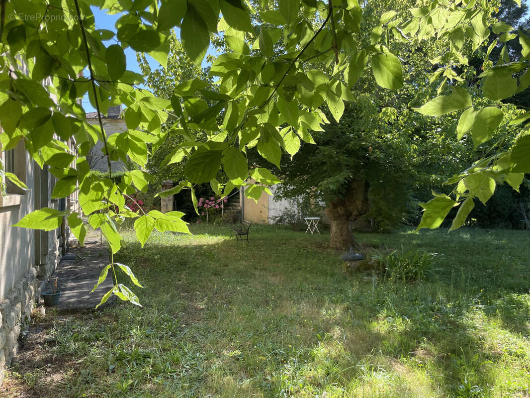 Maison à MOULIETS-ET-VILLEMARTIN