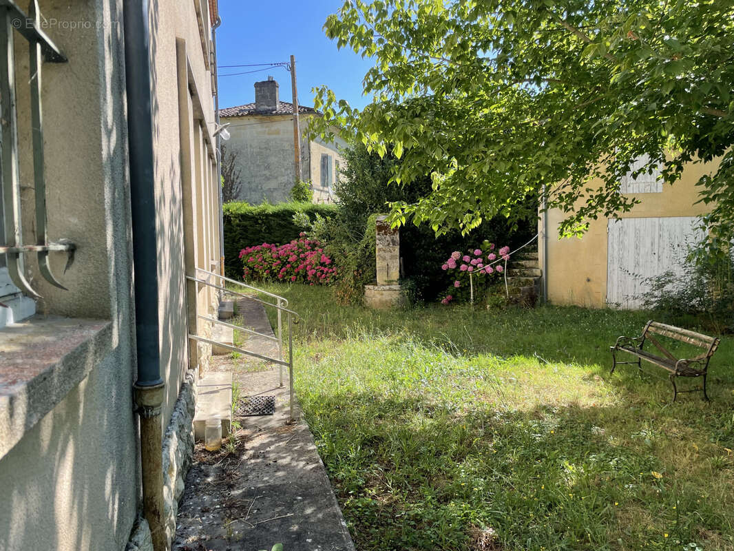 Maison à MOULIETS-ET-VILLEMARTIN