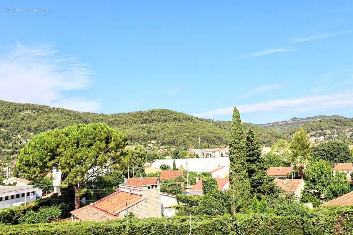 Appartement à SOLLIES-PONT