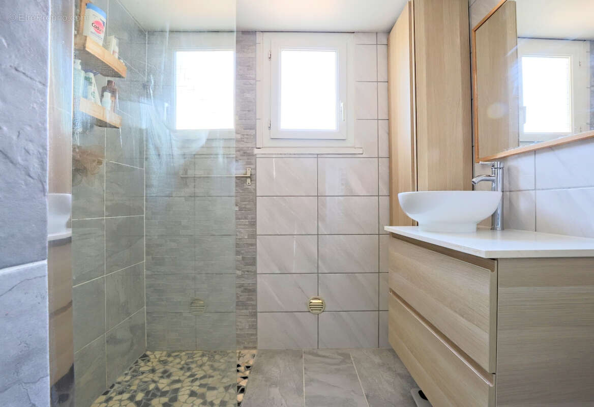 Appartement à SOLLIES-PONT