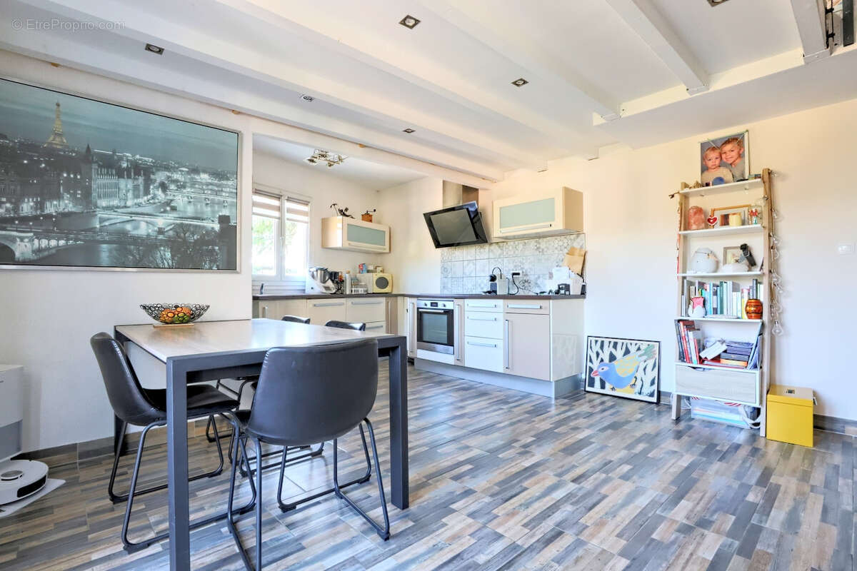 Appartement à SOLLIES-PONT