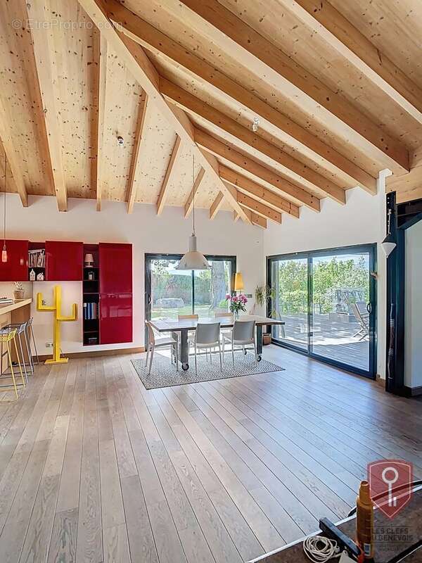 Maison à COLLONGES-SOUS-SALEVE