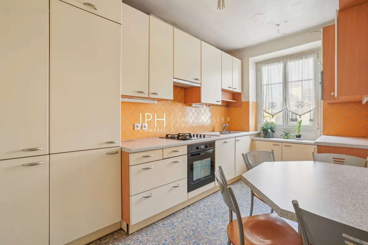 Appartement à NEUILLY-SUR-SEINE