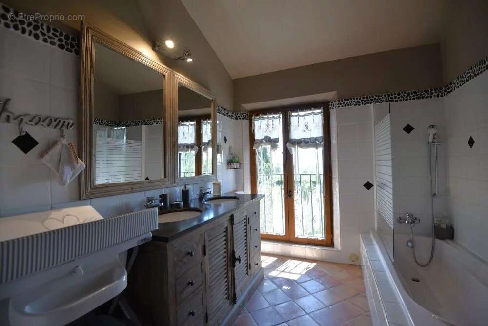 Maison à TOURRETTES