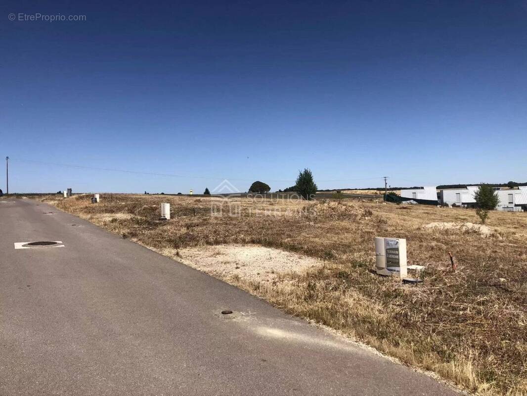 Terrain à LORREZ-LE-BOCAGE-PREAUX