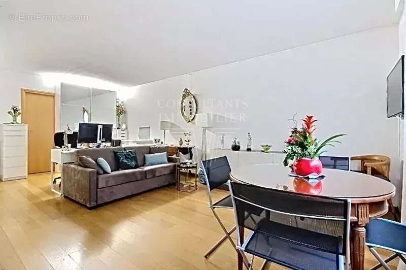 Appartement à PARIS-7E