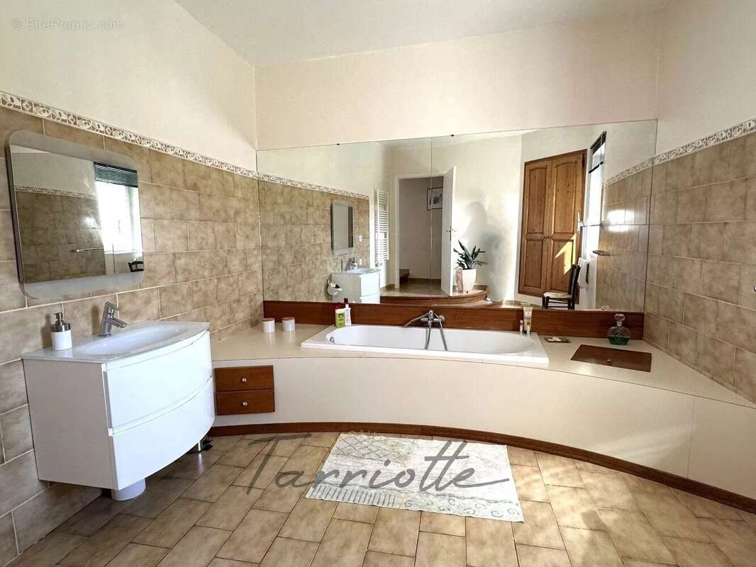 Maison à MONTELIMAR