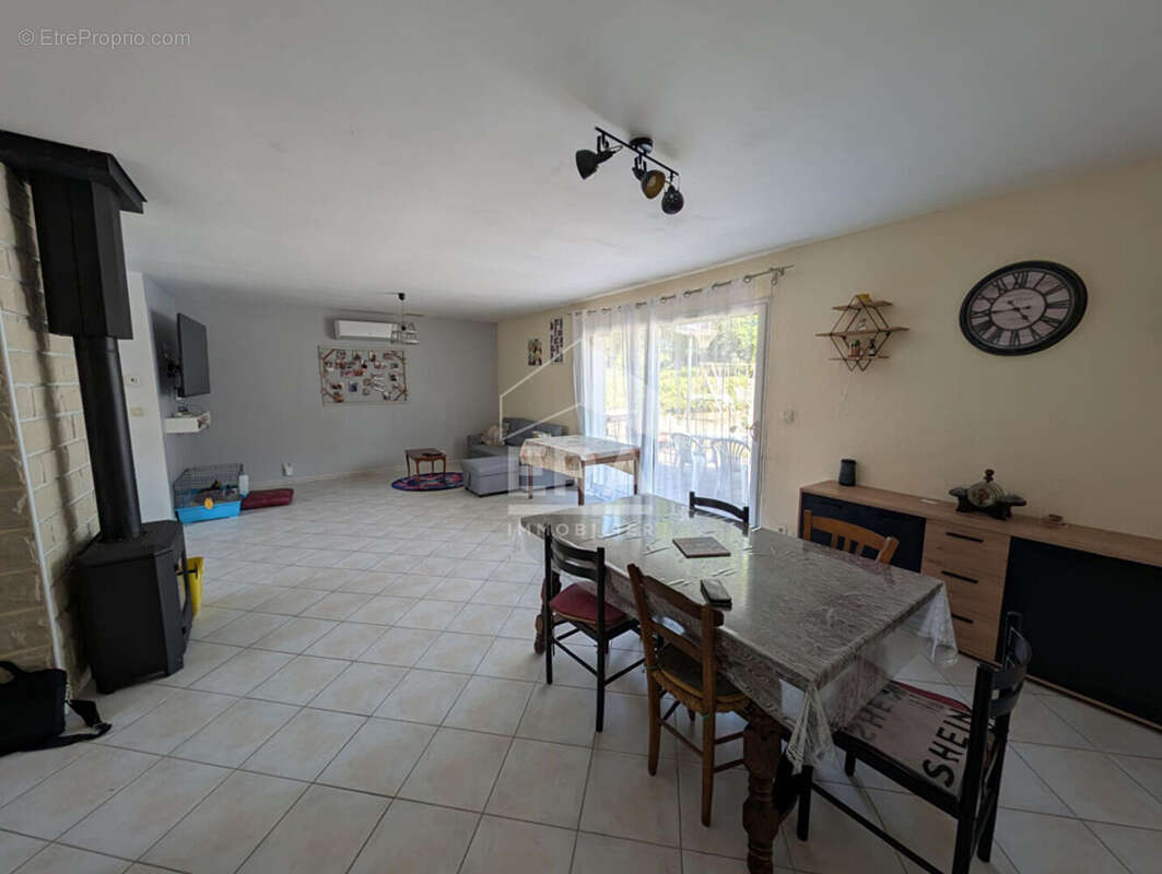 Maison à MENESPLET