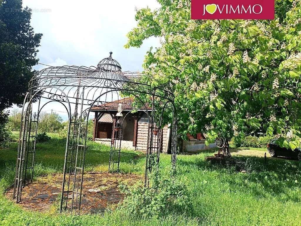 Maison à AINAY-LE-CHATEAU