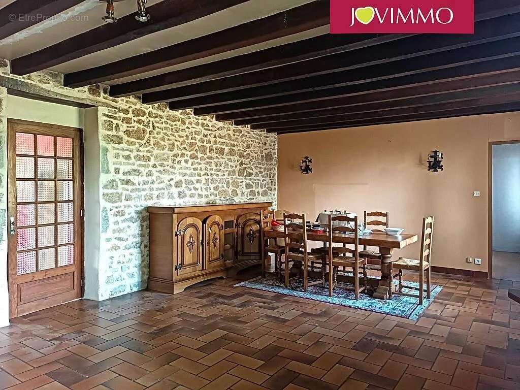 Maison à AINAY-LE-CHATEAU