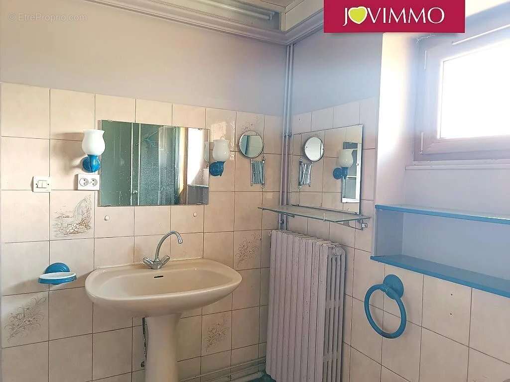 Maison à AINAY-LE-CHATEAU