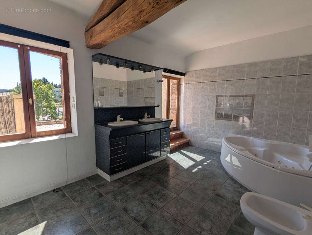 Appartement à SALERNES