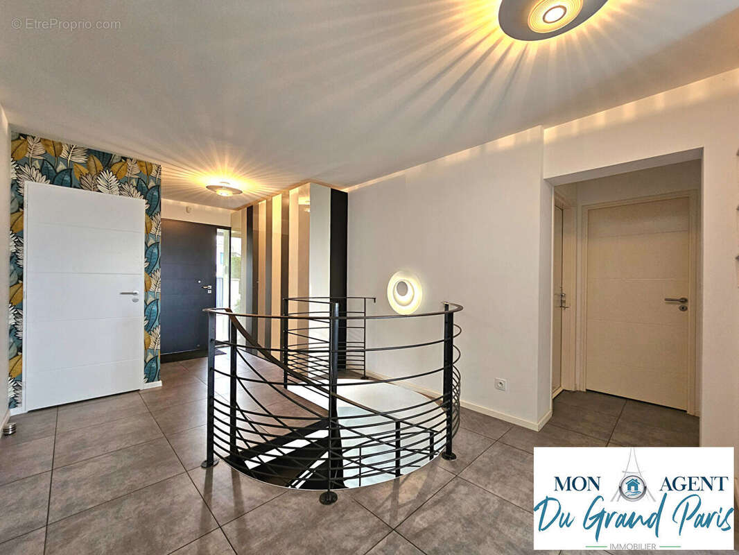 Maison à VERRIERES-LE-BUISSON