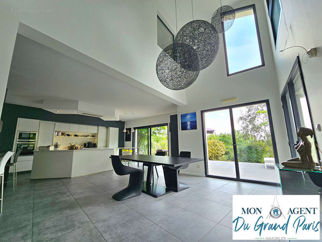 Maison à VERRIERES-LE-BUISSON