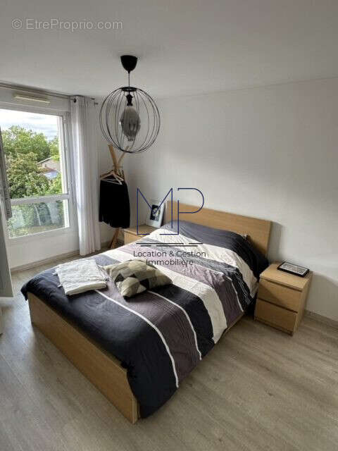 Chambre - Appartement à VENISSIEUX