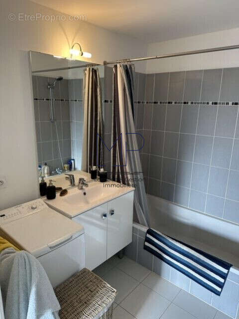 Salle de bains + wc - Appartement à VENISSIEUX