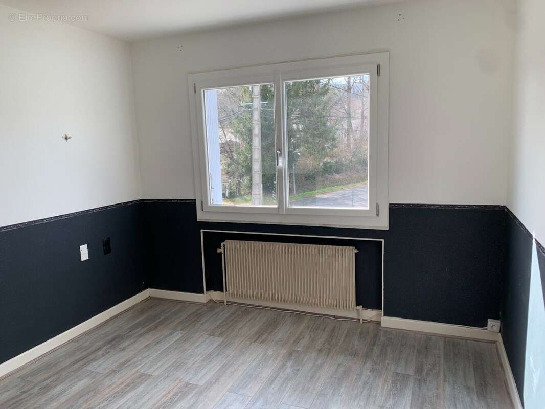 Maison à CREUZIER-LE-NEUF