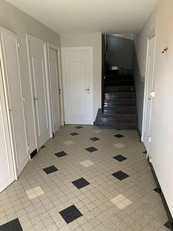 Maison à CREUZIER-LE-NEUF