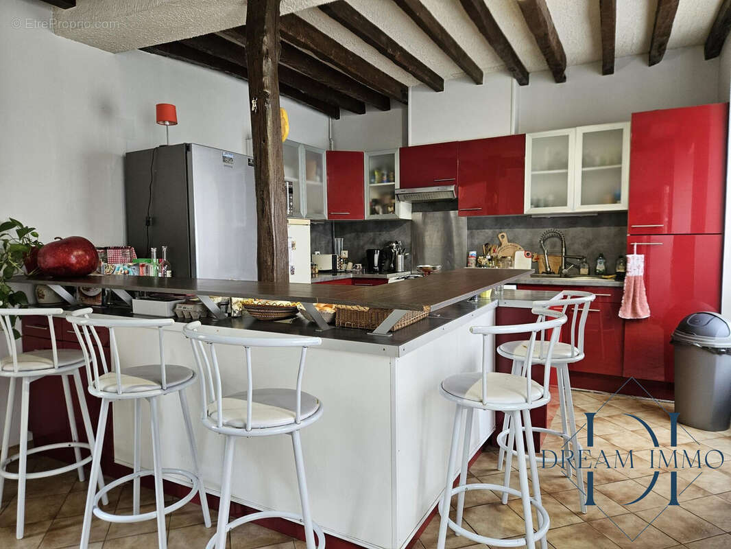 cuisine aménagée avec accès extérieur - Maison à GASNY