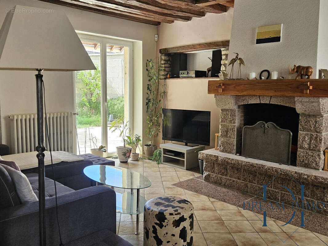 salon ouvert sur séjour, accès terrasse - Maison à GASNY