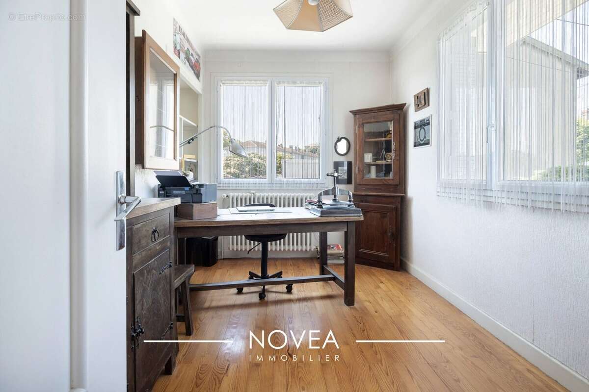 Bureau - Maison à SATHONAY-CAMP