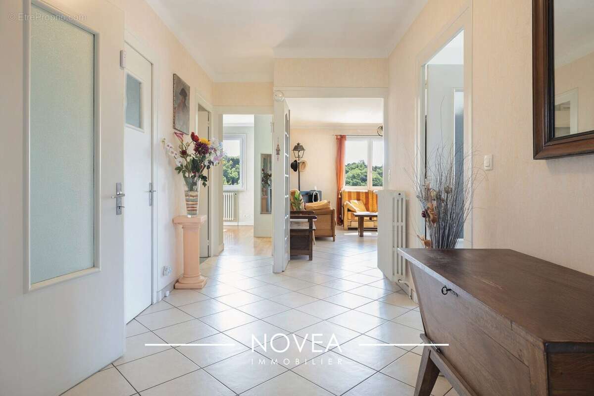 Hall d'entrée - Maison à SATHONAY-CAMP