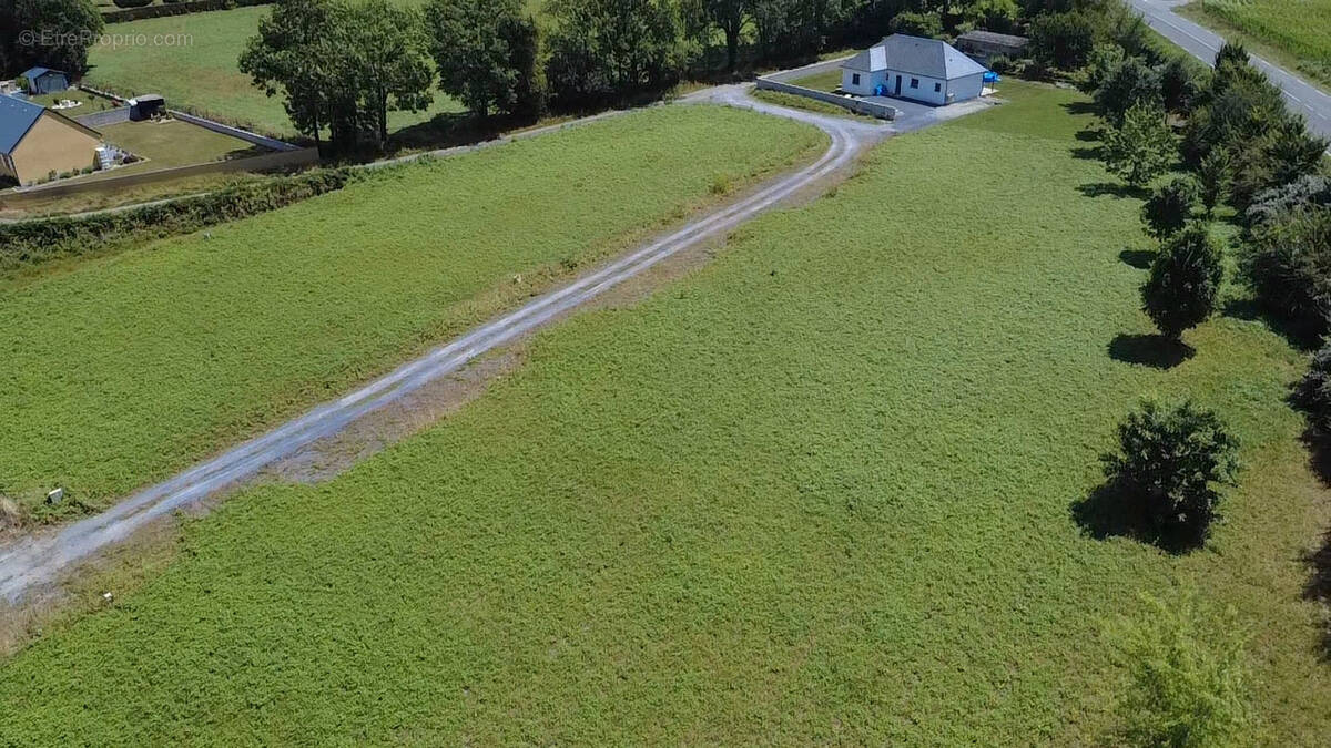 Terrain à LAMARQUE-PONTACQ