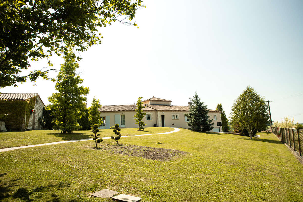 Maison à BARBEZIEUX-SAINT-HILAIRE