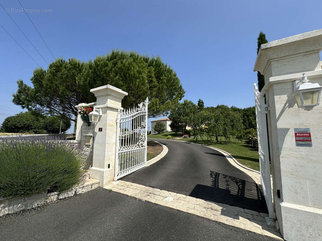 Maison à BARBEZIEUX-SAINT-HILAIRE