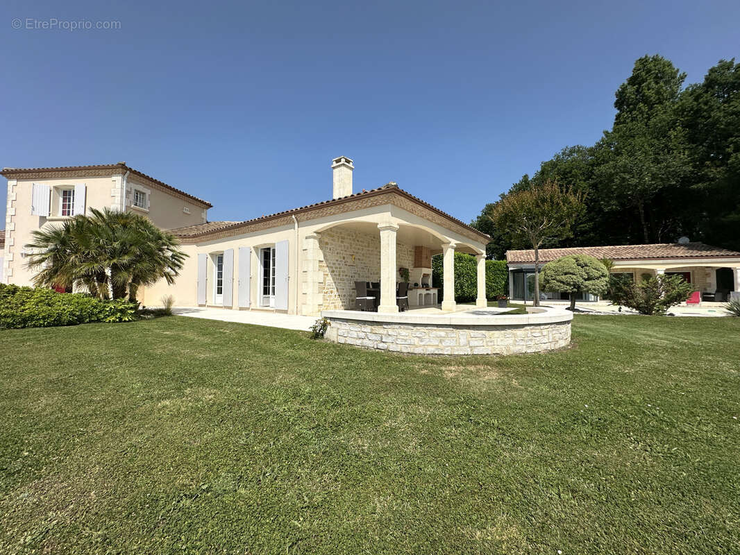 Maison à BARBEZIEUX-SAINT-HILAIRE