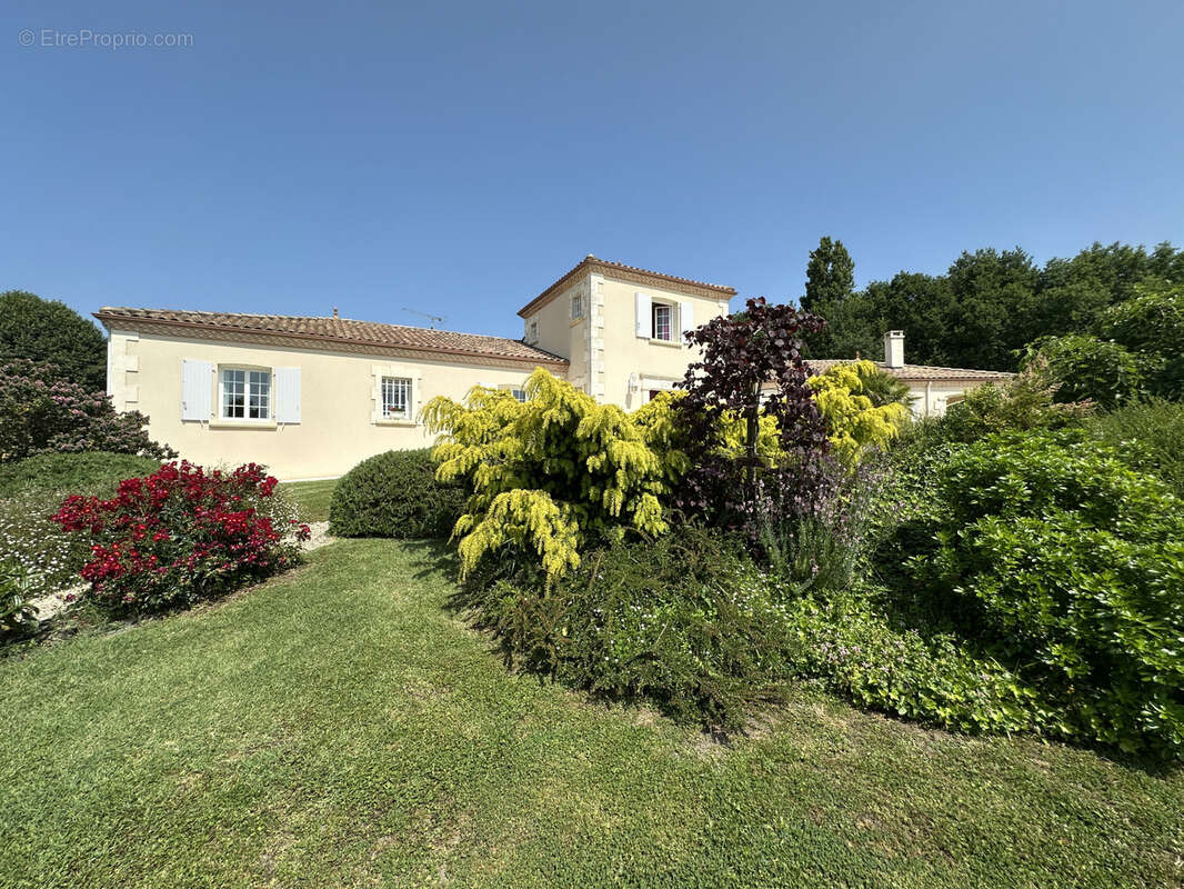 Maison à BARBEZIEUX-SAINT-HILAIRE