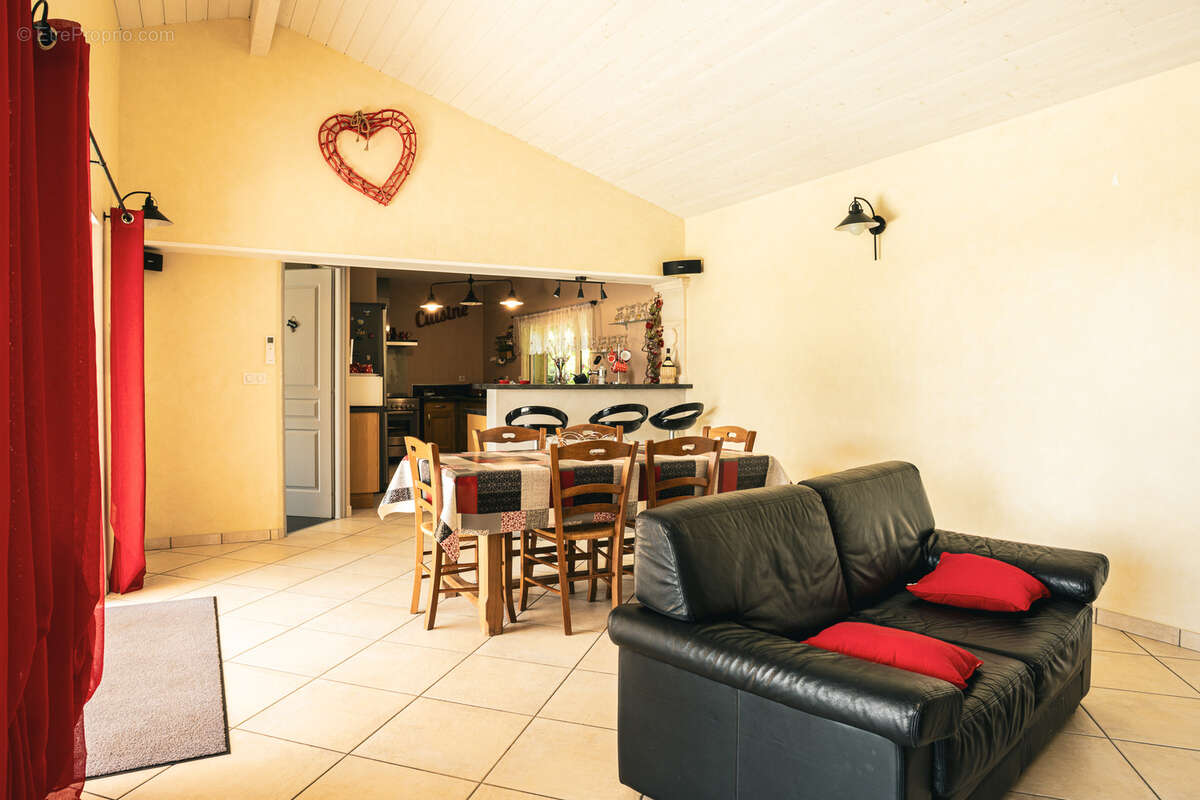 Maison à BARBEZIEUX-SAINT-HILAIRE