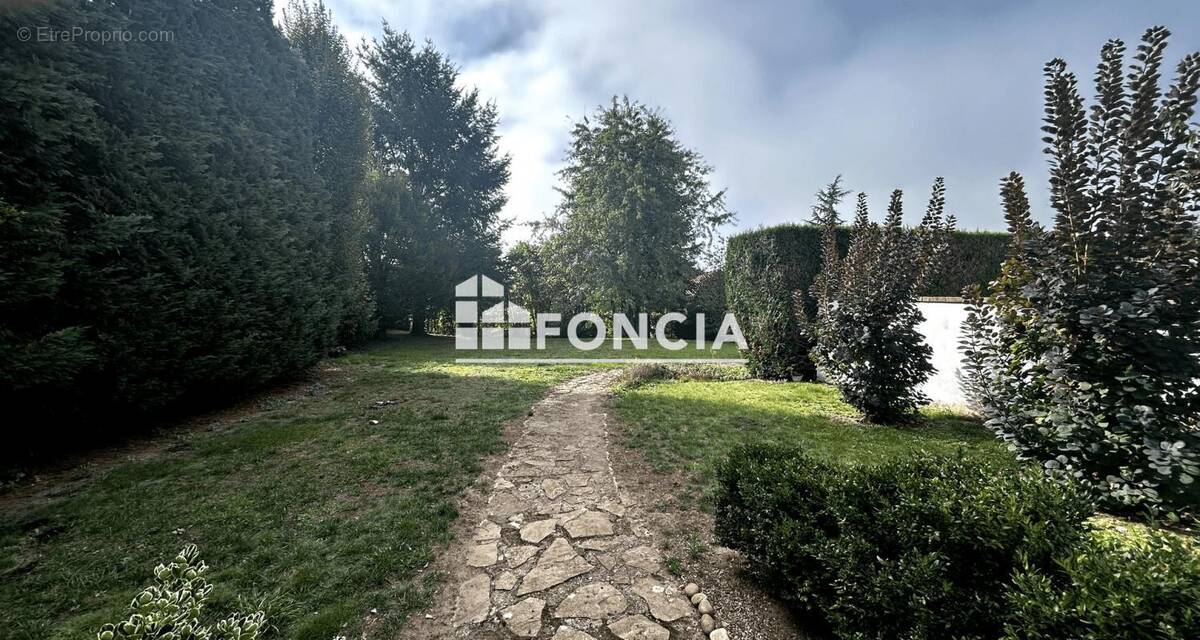 Maison à SAINT-DENIS-LES-BOURG