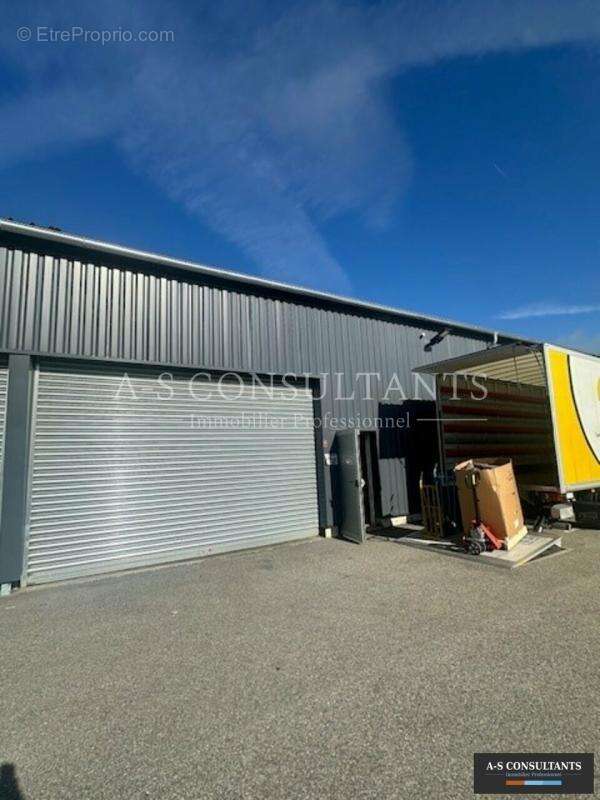 Commerce à SAINT-VINCENT-DE-MERCUZE