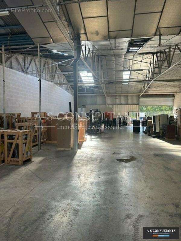 Commerce à SAINT-VINCENT-DE-MERCUZE