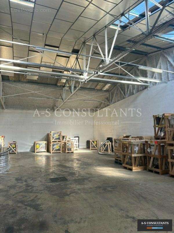 Commerce à SAINT-VINCENT-DE-MERCUZE