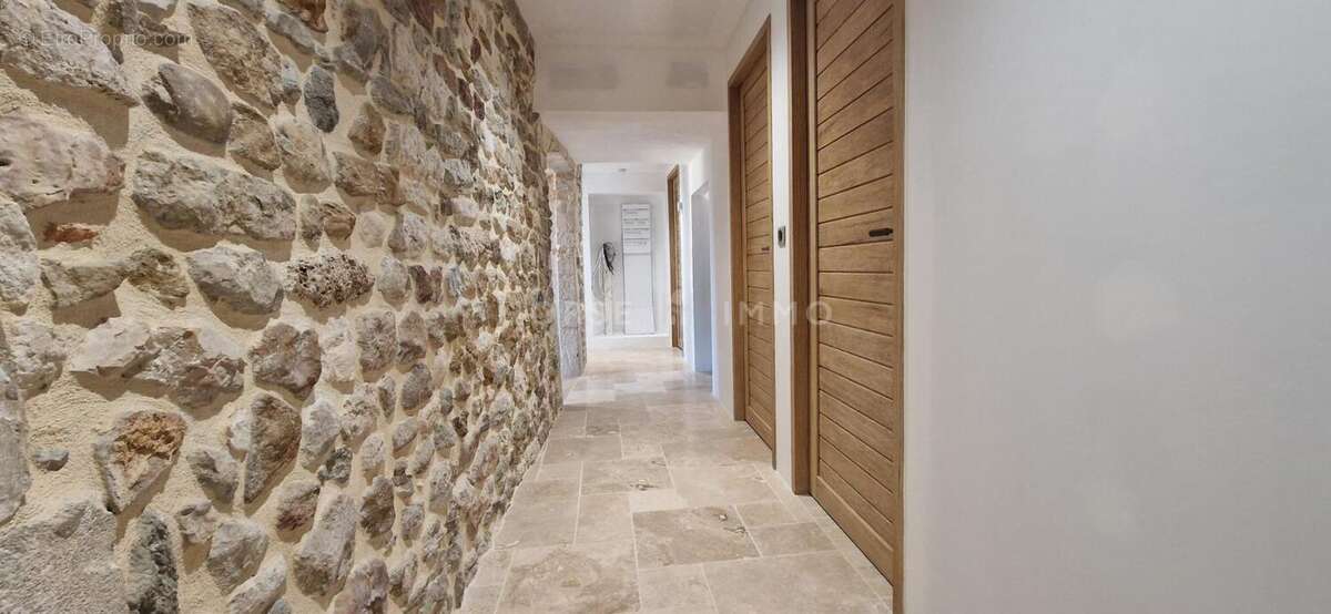 Maison à SAINT-JULIEN-DE-PEYROLAS