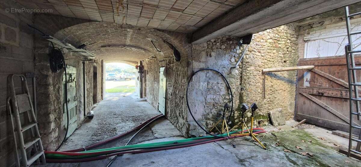 Maison à SAINT-JULIEN-DE-PEYROLAS