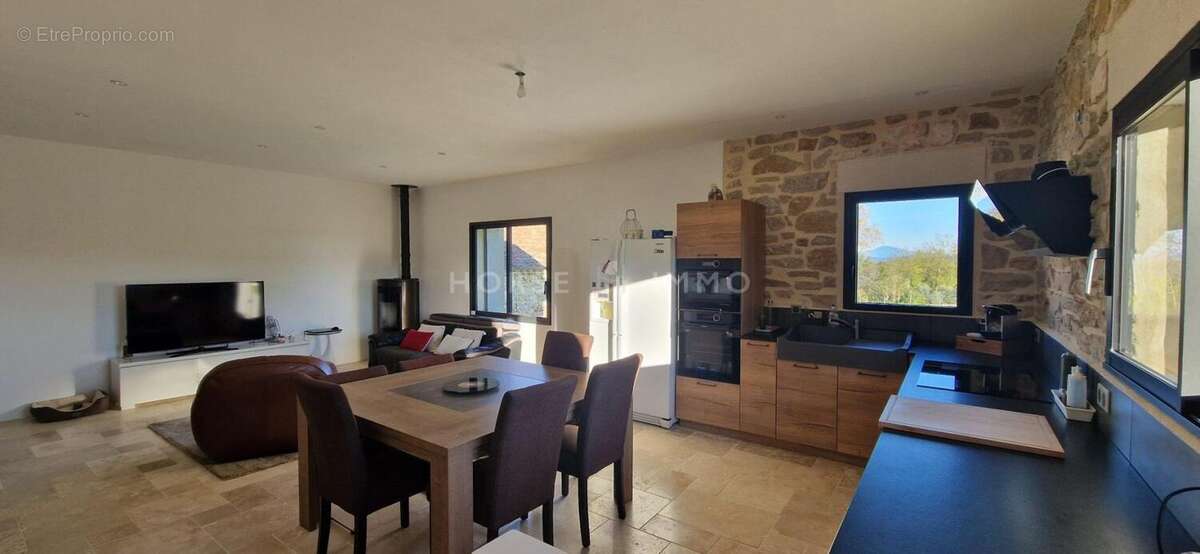 Maison à SAINT-JULIEN-DE-PEYROLAS