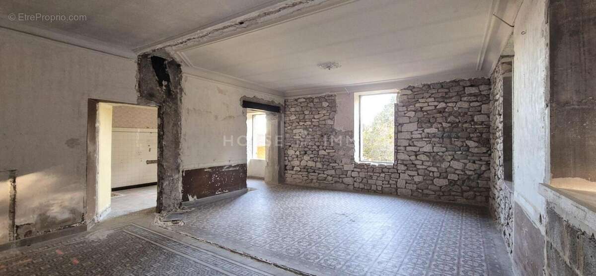 Maison à SAINT-JULIEN-DE-PEYROLAS