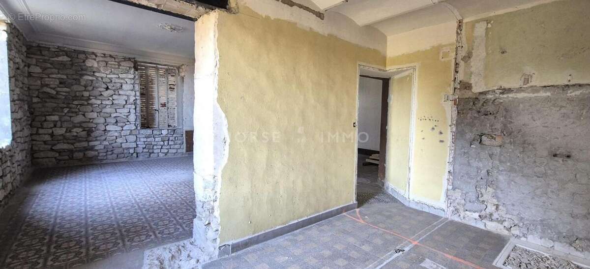 Maison à SAINT-JULIEN-DE-PEYROLAS