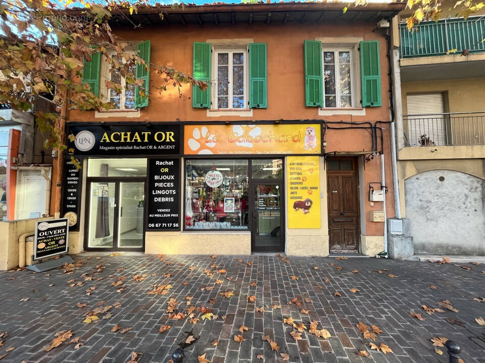 Commerce à LA TRINITE