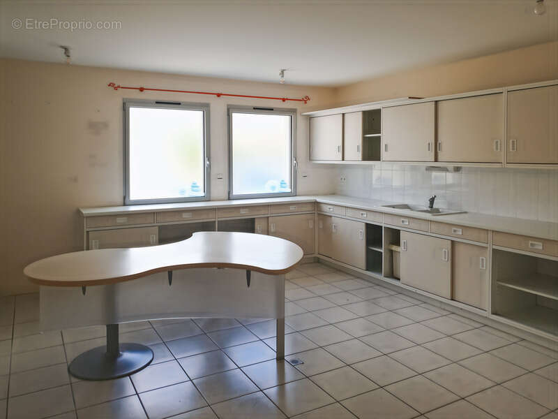 Commerce à BESSINES